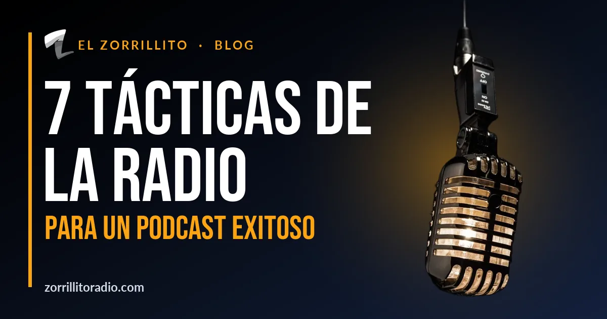 Micrófono vintage iluminado junto al texto “7 tácticas de la radio para un podcast exitoso”