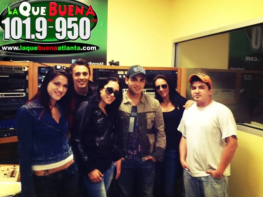 Equipo posando dentro del estudio de radio de La Que Buena 101.9 FM en Atlanta