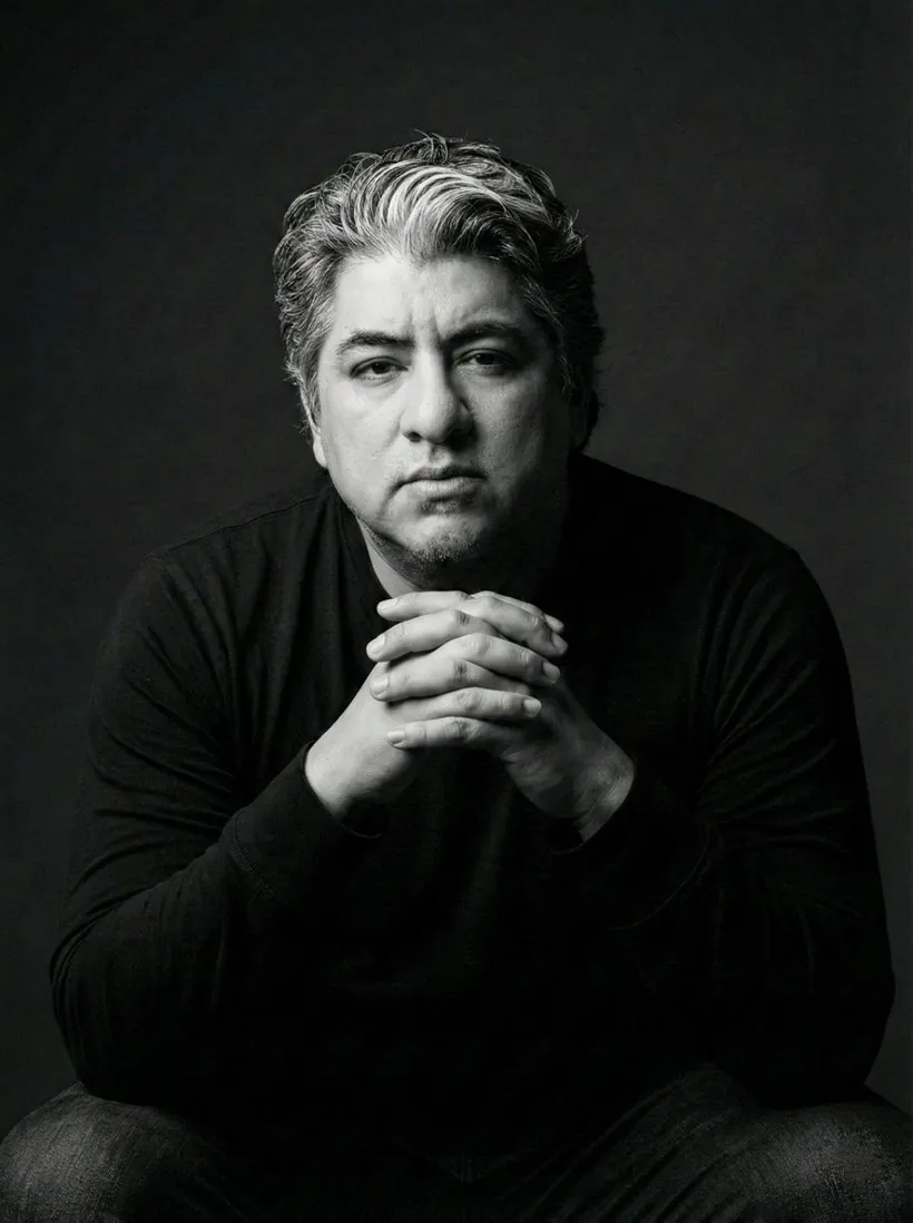 Retrato en blanco y negro de Juan Carlos Yañez, El Zorrillito, locutor y coach de voz en Atlanta